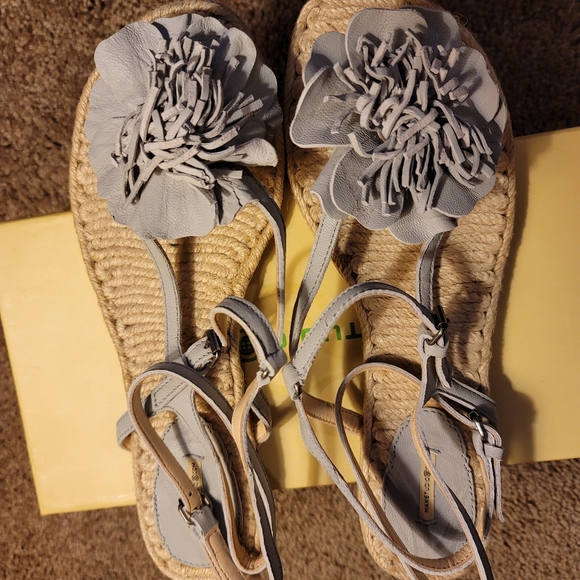 MaxStudio Leather Grey Sandals Size 8.5 - Picture 2 of 5